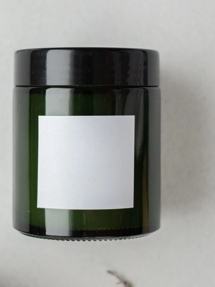 Vela artesanal de lavanda en frasco de vidrio verde oscuro